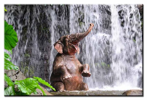 Modernes Leinwandbild - Badespass - Elefant vor Wasserfall-60 x 90 cm